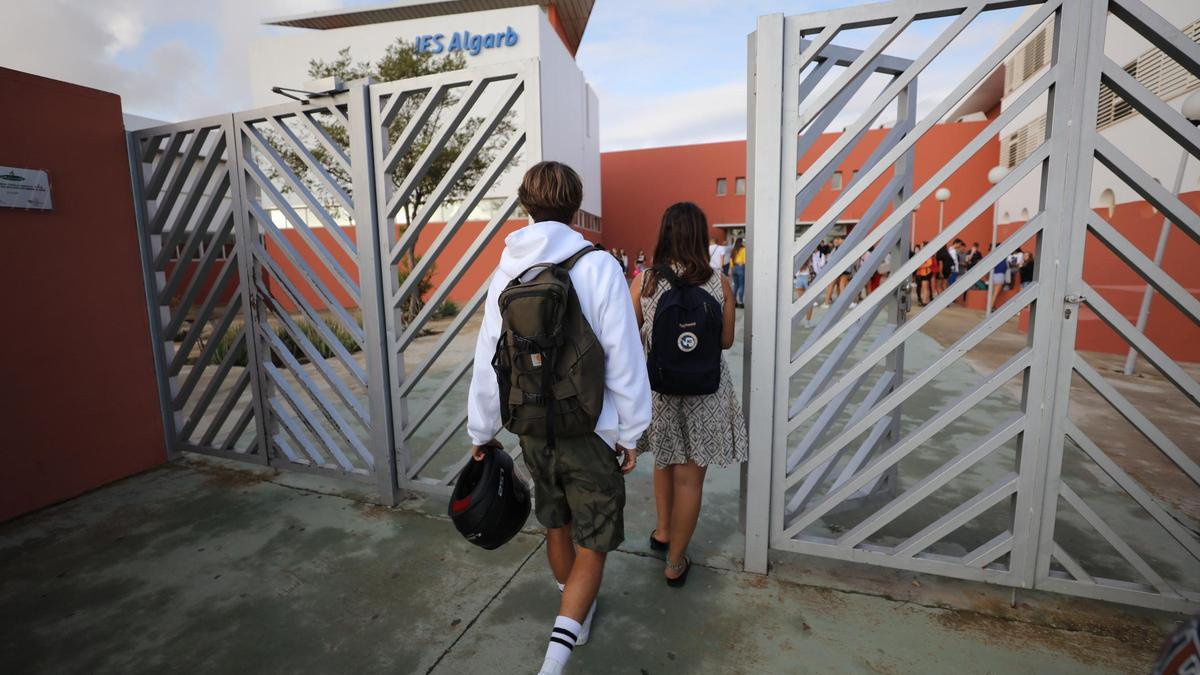 Alumnos entran en el instituto Algarb.