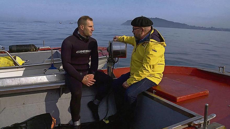 X.H.Rivadulla Corcón con el buceador Antonio Martínez, en Baiona. // FdV