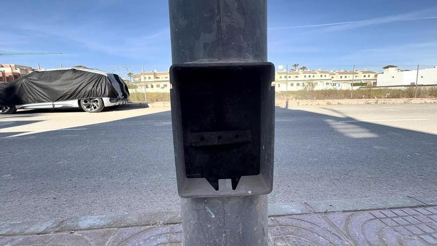 Un constructor instala por su cuenta focos tras esperar cinco meses a que Rojales repare el alumbrado público