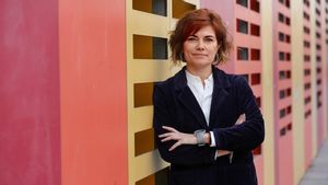 Elisenda Alamany, este lunes junto a una escuela, cerca de la sede de ERC.