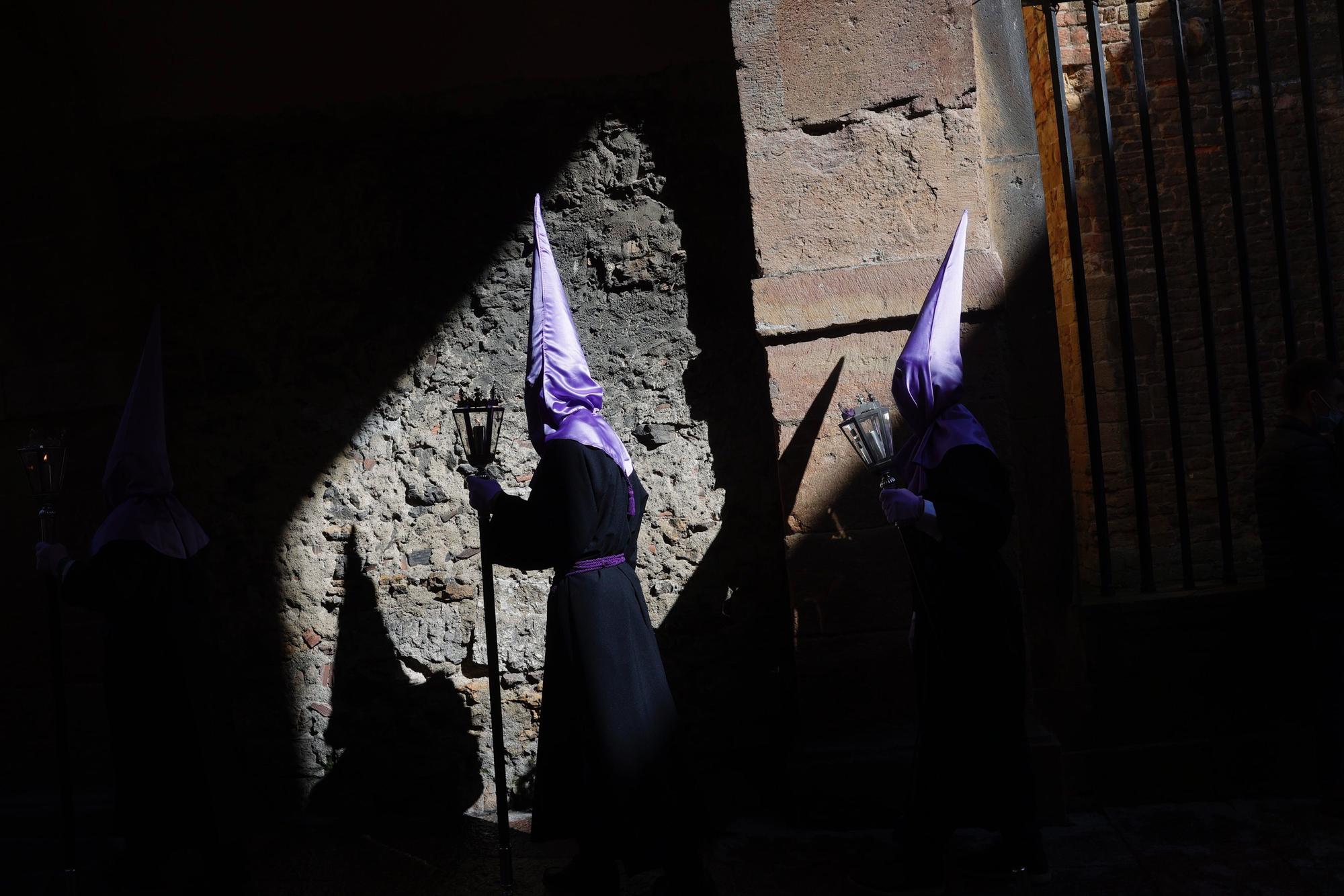 EN IMÁGENES: Así fue la procesión de la Soledad en la Semana Santa de Oviedo