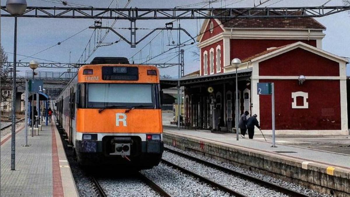 Un tren de Rodalies, a su paso por la estación de Manlleu