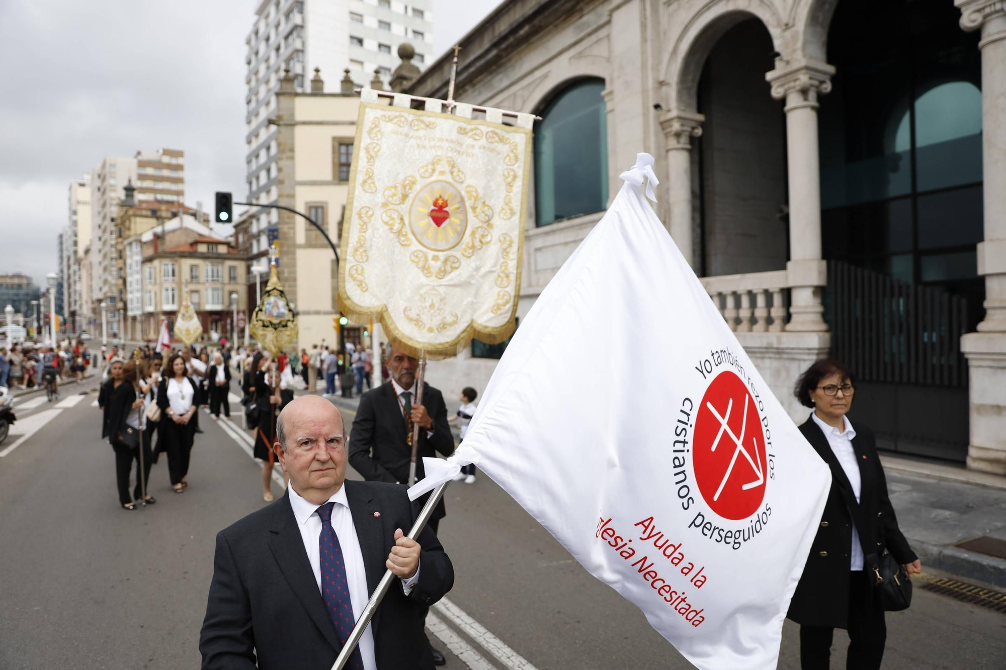 Pétalos, incienso, niños... así fue la procesión del Corpus Christi en Gijón (en imágenes)