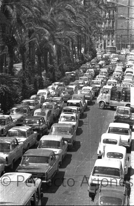 Así era el tráfico en la ciudad de Alicante en los años 60 y 70 en pleno verano