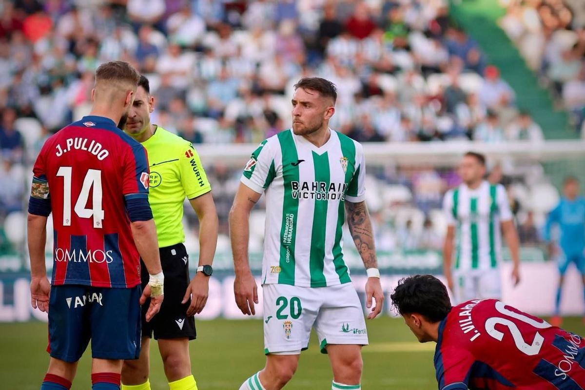 Cid Camacho, a la izquierda de la imagen, reclama una acción a Pulido en el último Córdoba CF-Huesca.