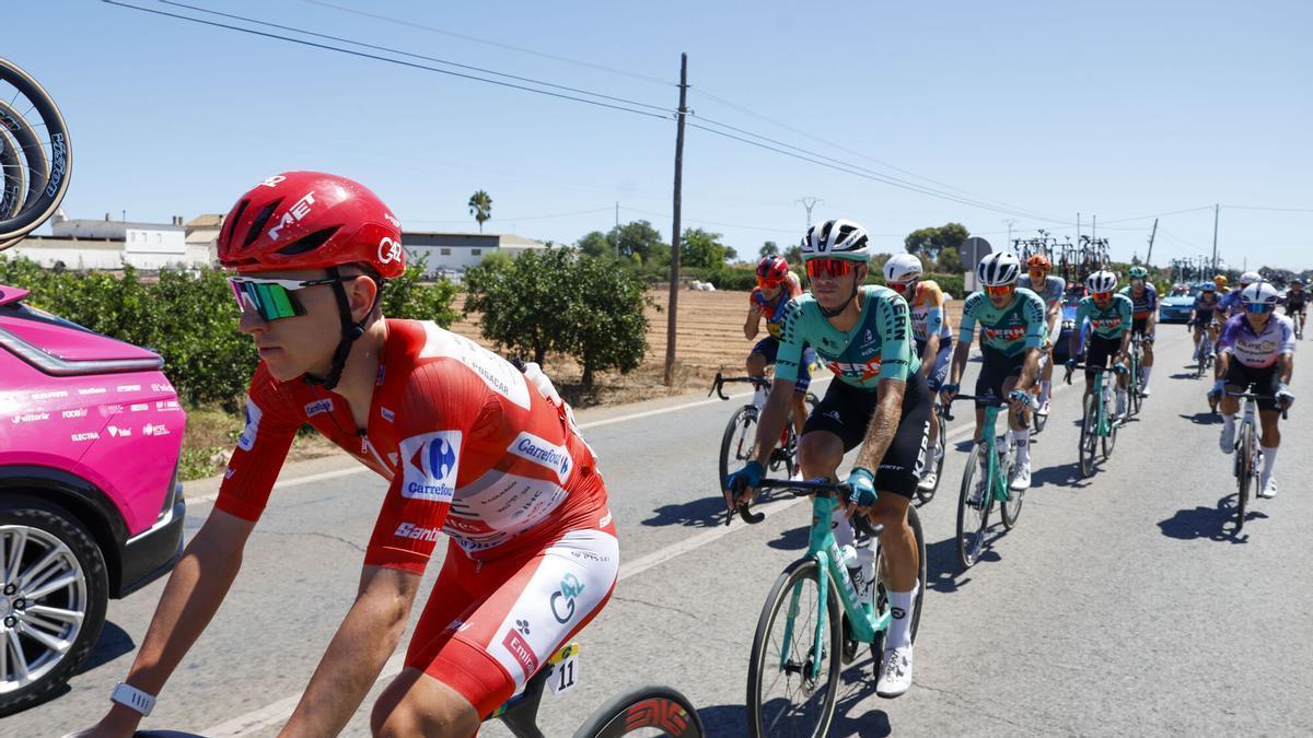 PUÇOL (VALENCIA), 29/08/2026.- El ciclista esloveno Tadej Pogačar (i) compite en la octava etapa de La Vuelta a España entre Puçol y Xeraco, de 171 kilómetros de recorrido llano hasta la ascensión al puerto de Barx, cuya cima está a 25 de la meta, dificultad que los hombres rápidos deberán superar para tratar de llegar al esprint. EFE/Javier Lizon