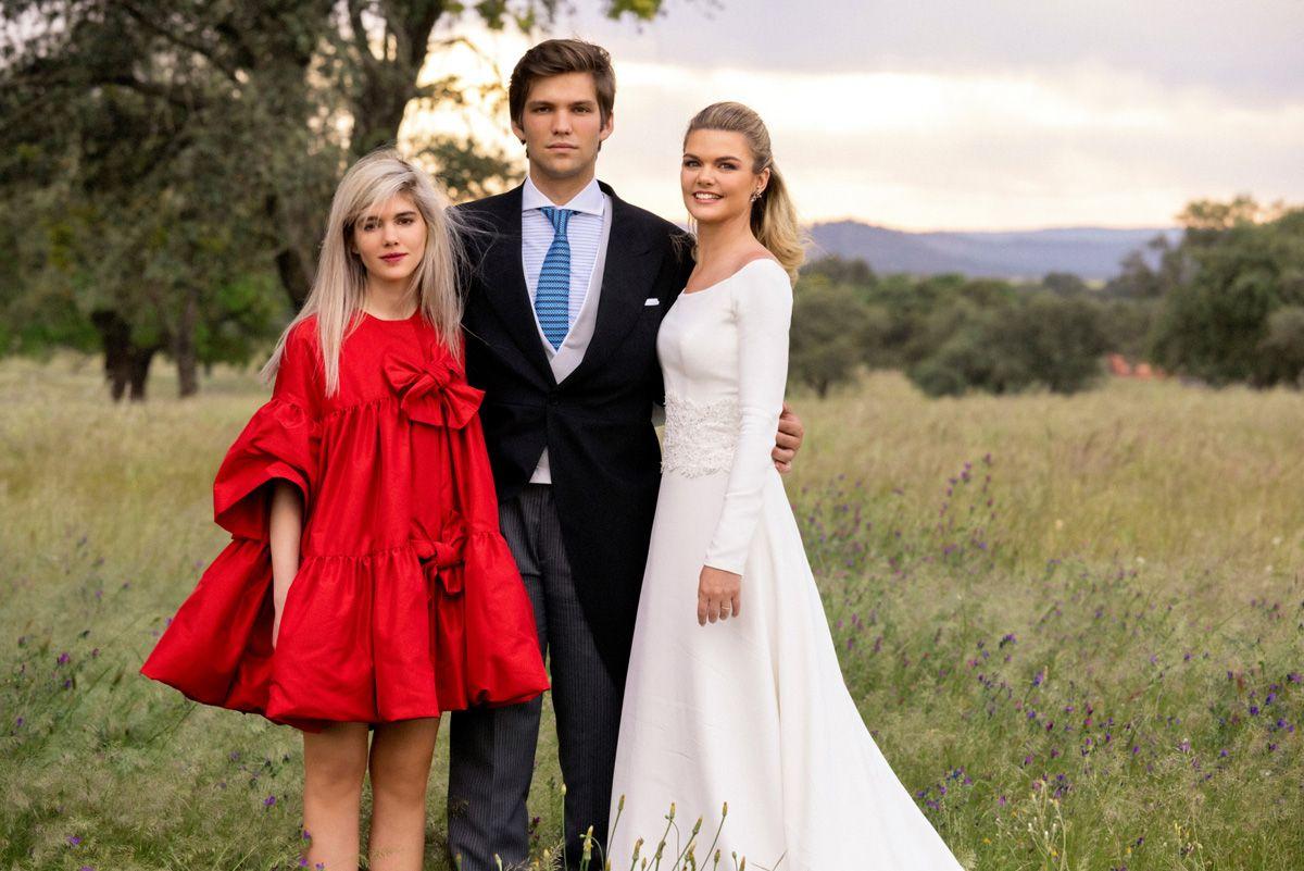 Alejandra Ruiz Rato con sus hermanos, Isabella y Juan, el día de su boda