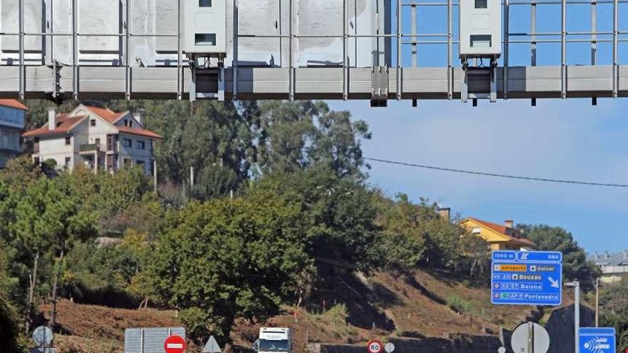 Imagen de un pórtico con radar fijo de control de la velocidad. // Marta G. Brea