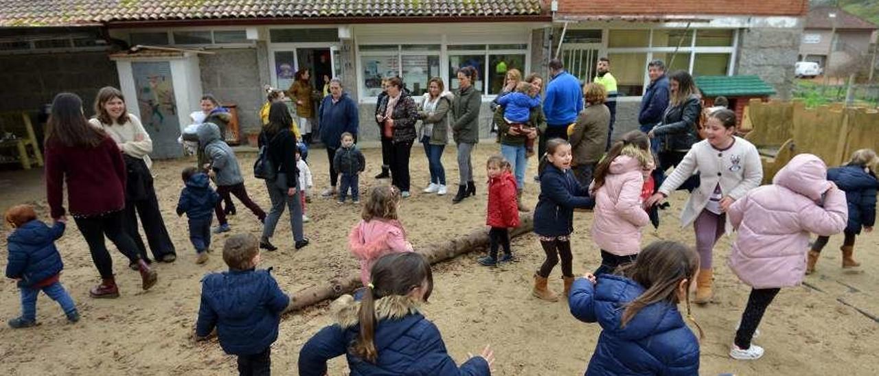 Alumnos del colegio de Verducido, que solo recibió tres solicitudes para niños de 3 años. // G. Santos