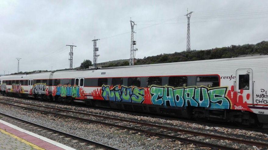 Pintadas en un tren que se encontraba estacionado en la estación de Puebla de Sanabria. | Araceli Saavedra (Archivo)