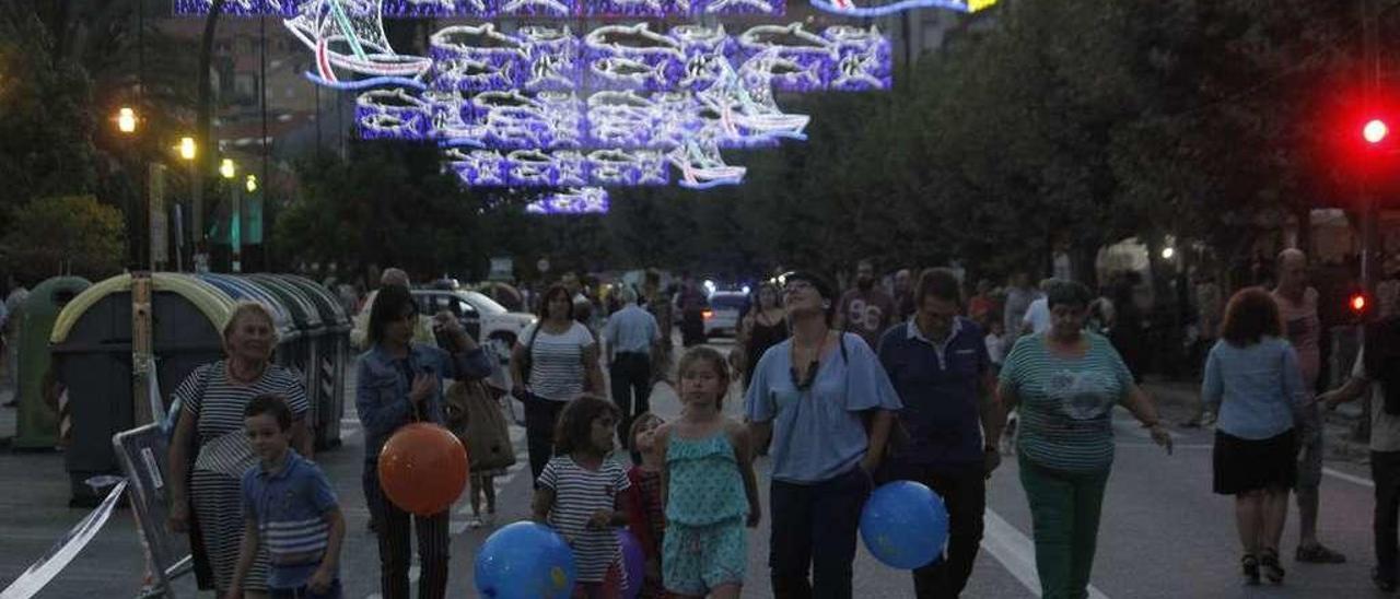 Gente paseando por las calles de Cangas en verano. // Santos Álvarez