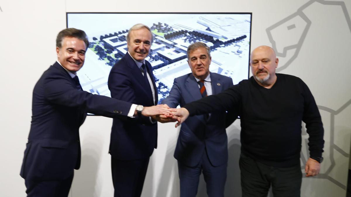 Serrano, Azcón, Alejandro (Saica) y Artal (vecinos del Picarral), este lunes, mostrando el acuerdo alcanzado para dar salida a los suelos de la antigua factoría de Aceralia.