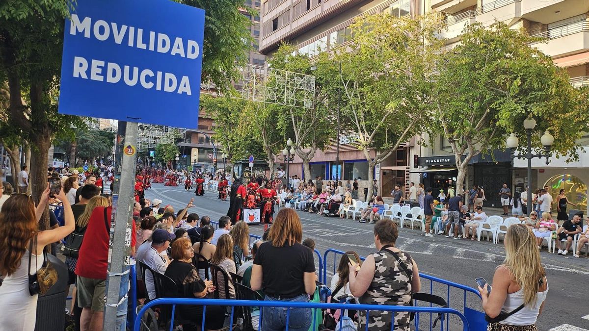 Espacio para personas con movilidad reducida, ayer en la Rambla durante el Desfile del Ninot.