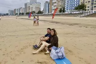Ni la arena ni las medusas... esto es lo que más preocupa a los bañistas de la playa de San Lorenzo en Gijón (en imágenes)