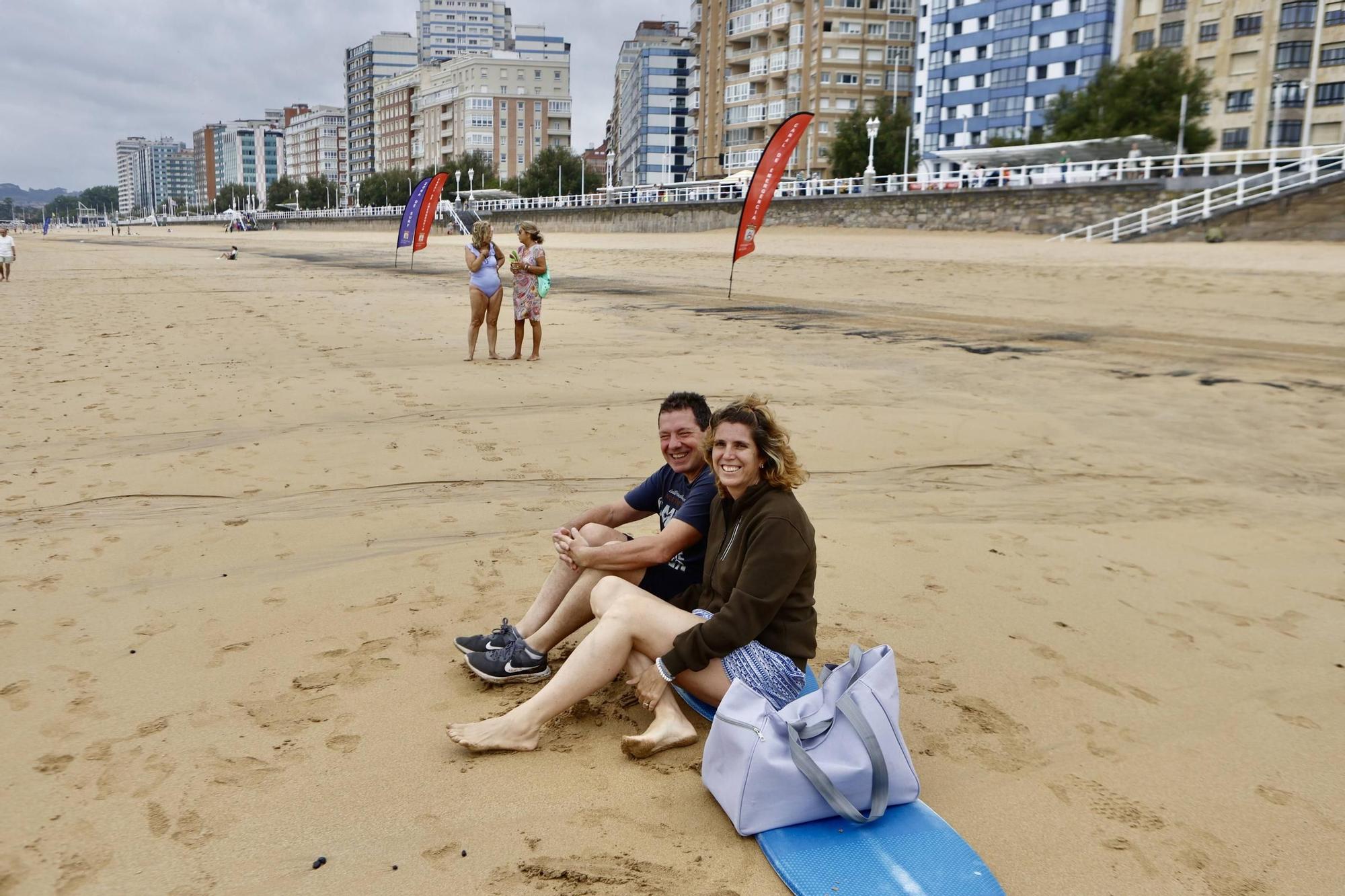 Ni la arena ni las medusas... esto es lo que más preocupa a los bañistas de la playa de San Lorenzo en Gijón (en imágenes)