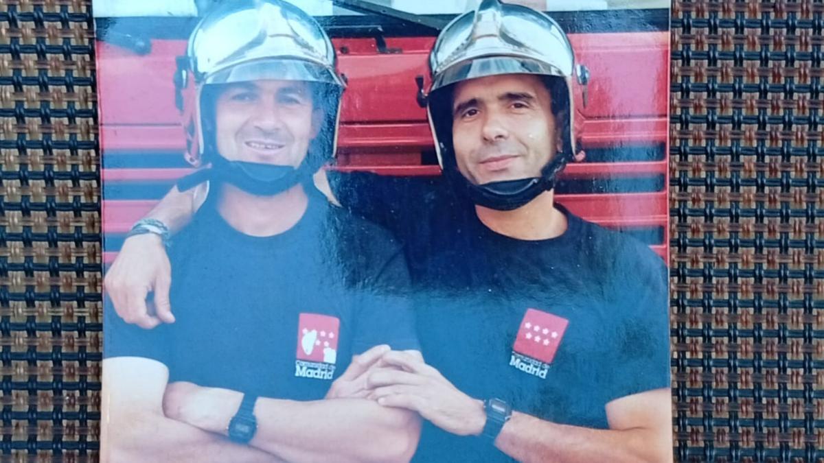Sebastián Mora, junto a su compañero Antonio Benito, antes de asumir responsabilidades de mando en Bomberos CM.