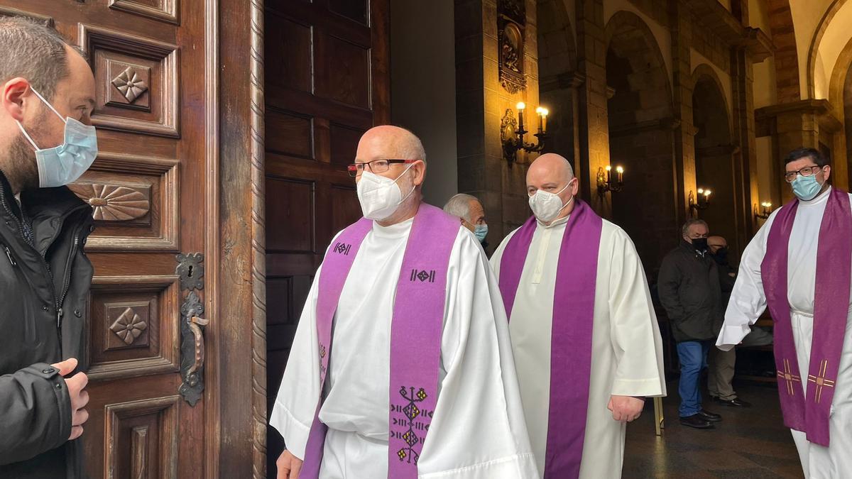 Emocionado funeral en Pola de Siero por el cura "Tito"