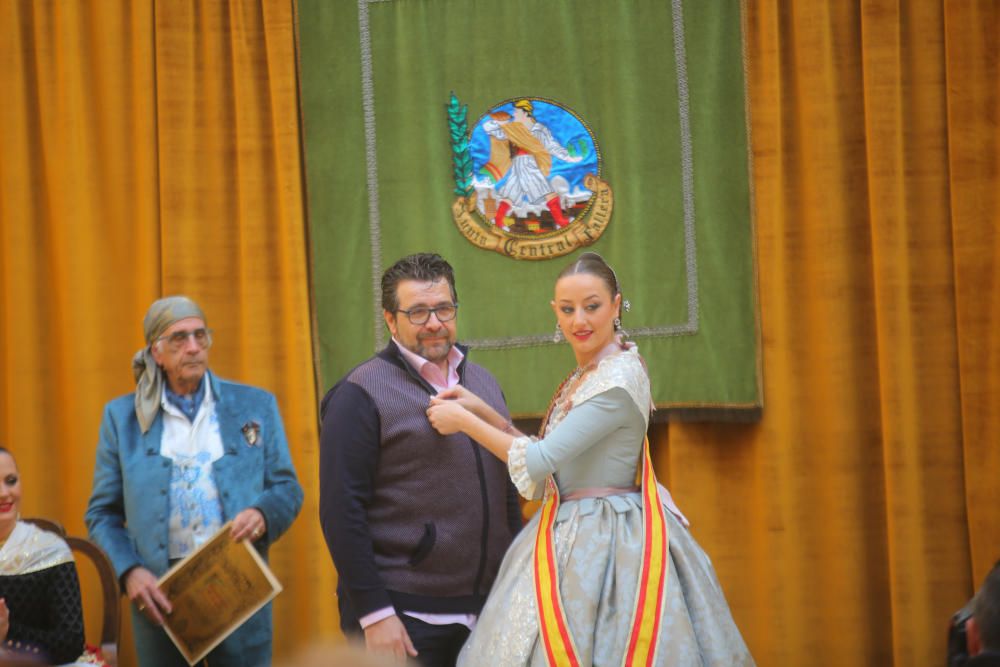 Intercambio de fotos con la fallera mayor e imposición de bunyols d'or