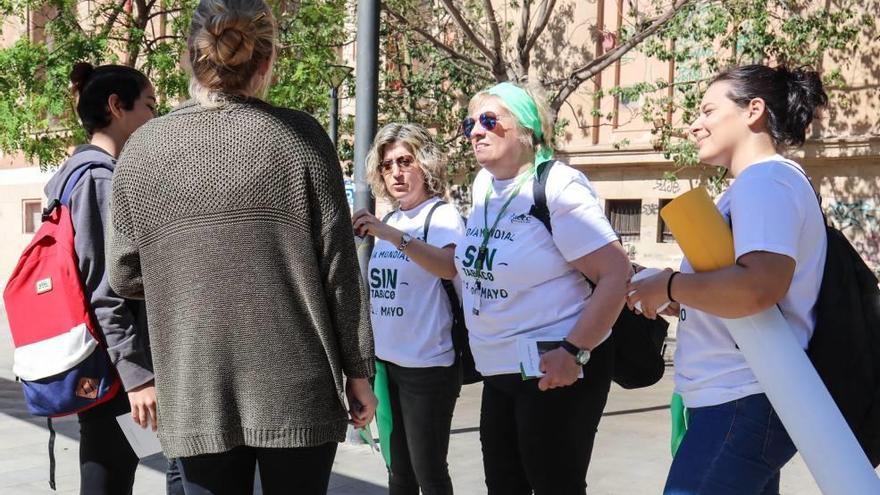 Voluntarias de la junta de Balears de la AECC intercambiaron ayer &#039;laccaos&#039; por cigarrillos.