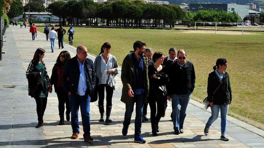 Alberto Varela, en el centro, con compañeros de su gobierno, en el paseo marítimo. // Iñaki Abella