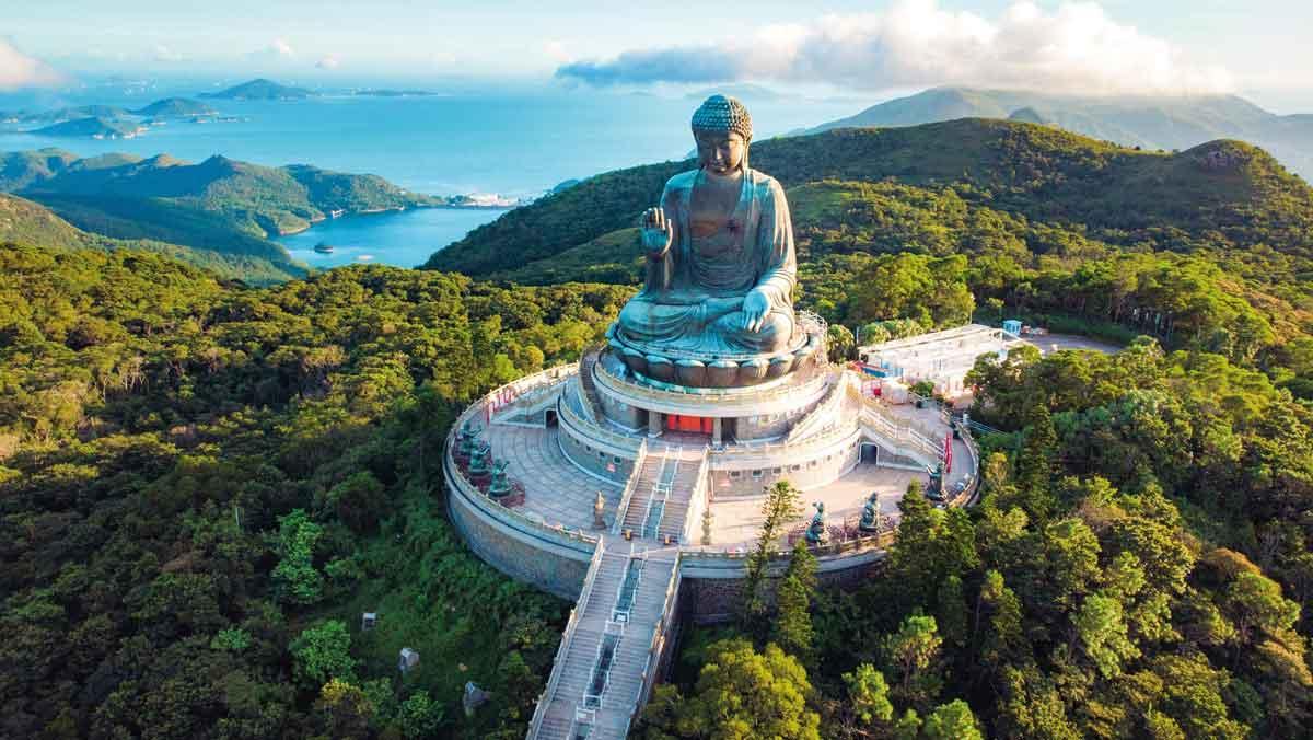 Vista panorámica del Gran Buda Tian Tan y el entorno de la isla de Lantau.