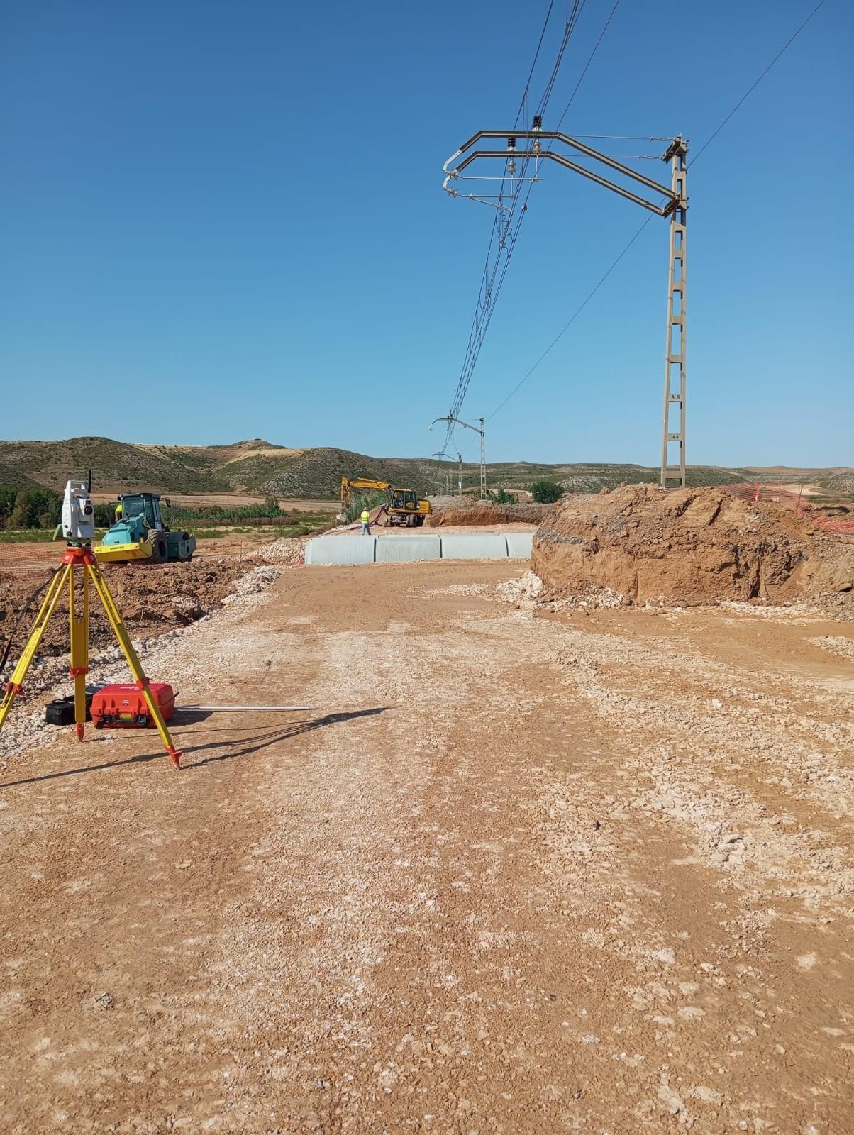Medio centenar de operarios trabajan para recuperar la circulación de la línea Zaragoza-Tarragona tras las tormentas del pasado 14 de junio en el entorno de Belchite.