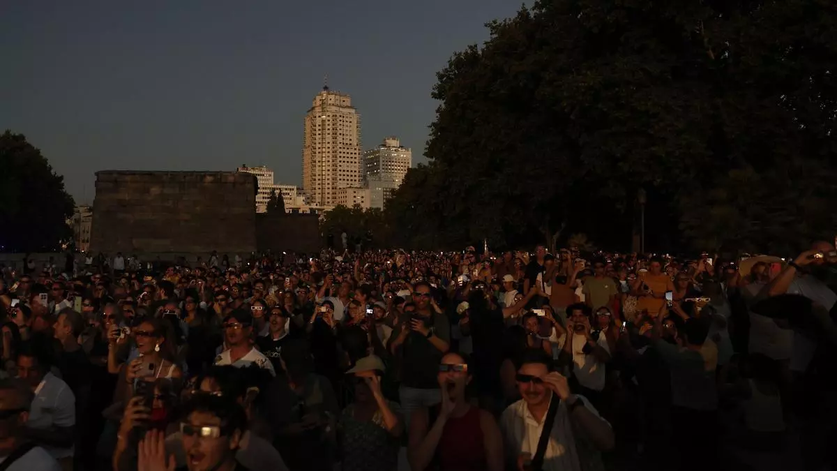 Madrid mira al cielo en busca de la noche más efímera durante un eclipse para la historia