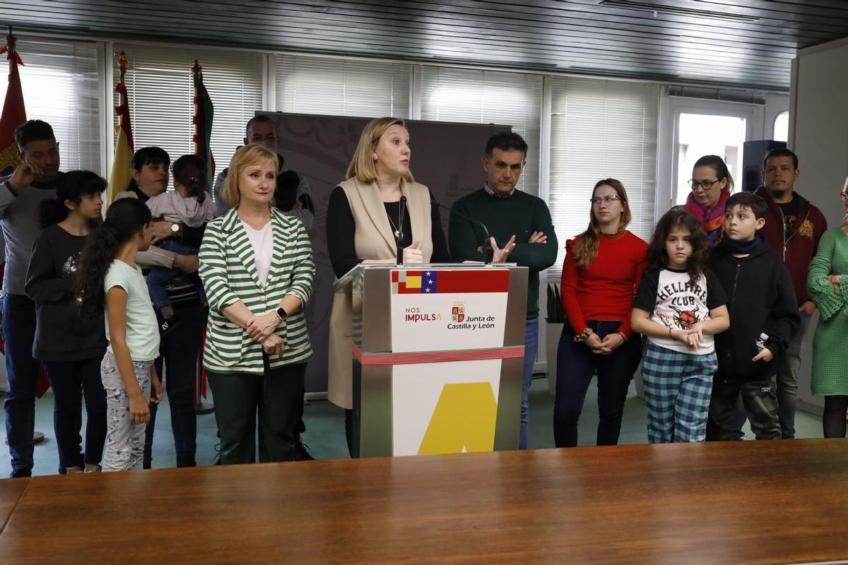 La consejera de Familia, Isabel Blanco, dio la bienvenida a las familias que llegan a trabajar al mundo rural zamorano