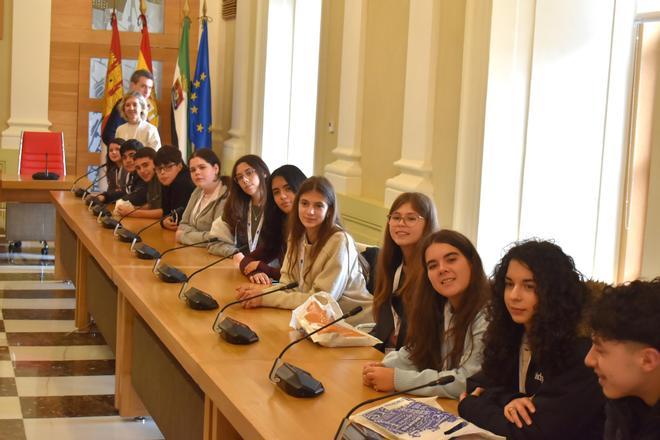 Fotogalería | Alumnos franceses y portugueses visitan el ayuntamiento de Cáceres