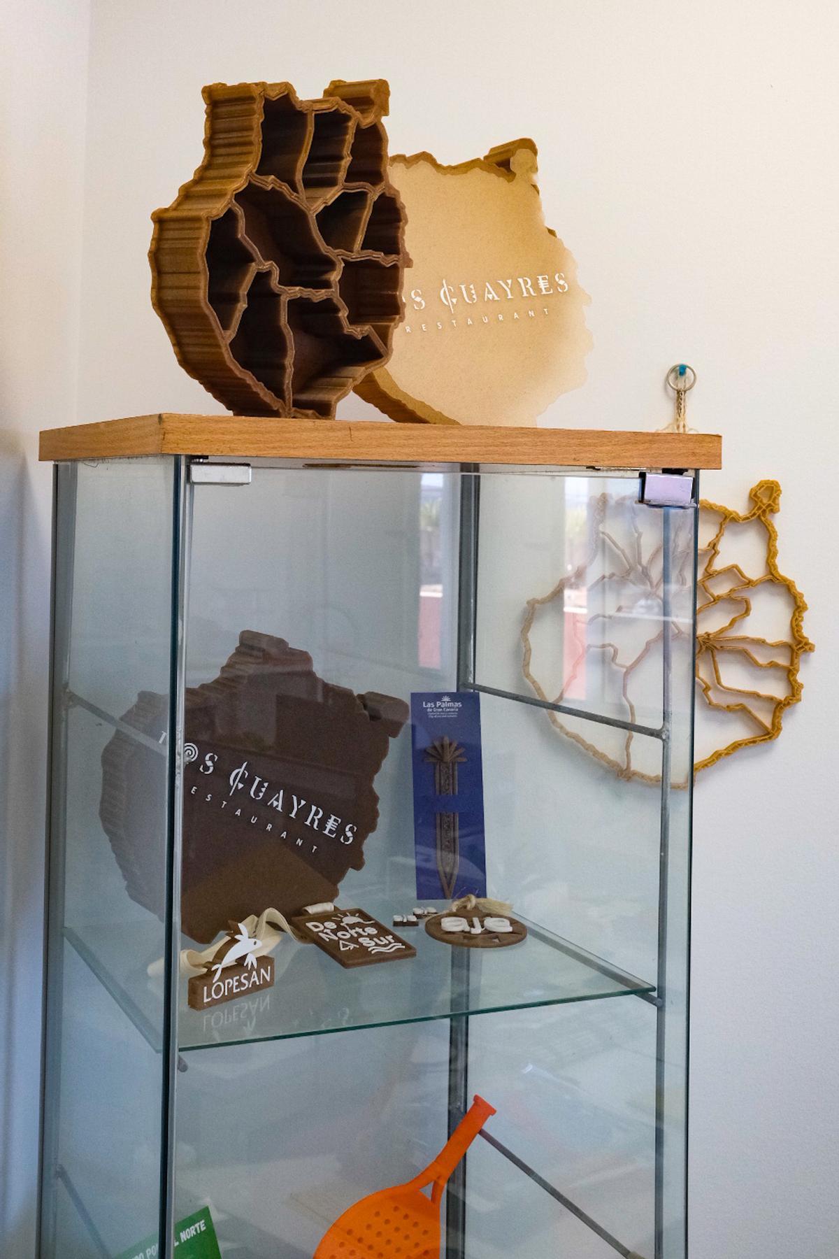 Expositor con objetos realizados con fibra de platanera.