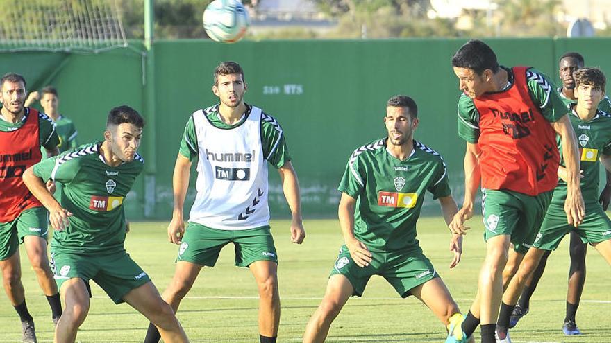 Los jugadores del Elche entrenan de cara al partido de la primera jornada contra el Fuenlabrada