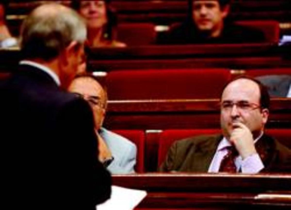 Iceta para atenció a una intervenció de Montilla, ahir, al Parlament. Iceta para atenció a una intervenció de Montilla, ahir, al Parlament.