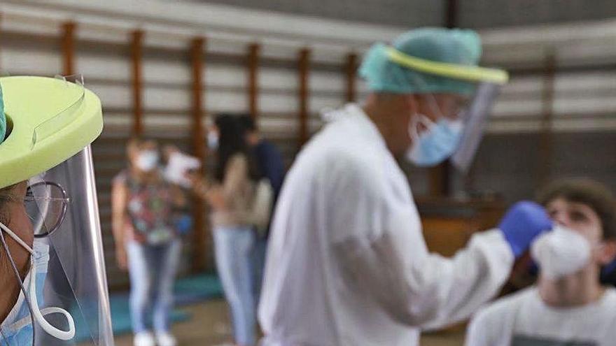 Sanitaris fent una prova PCR al centre Bell-lloch de Girona.