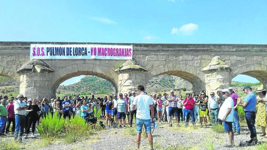 Manifestación convocada en el paraje El Consejero, junto al acueducto.