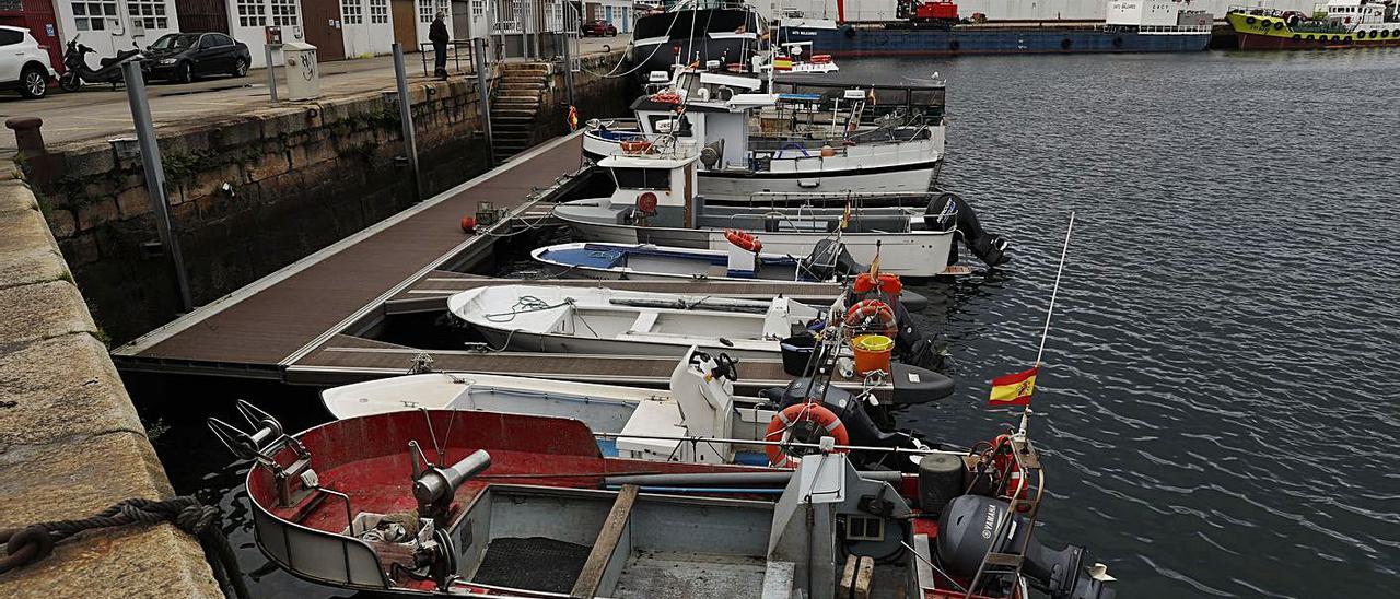 Barcos de bajura amarrados ayer en Bouzas, muy cerca de donde se ubica el Cetmar. | RICARDO GROBAS