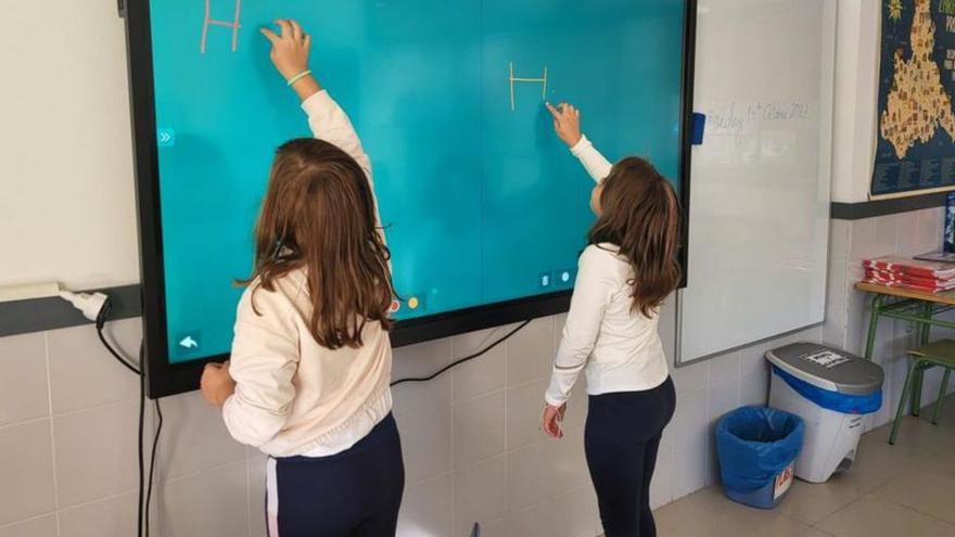 La nueva pantalla interactiva ha sido instalada en una de las aulas. | SERVICIO ESPECIAL