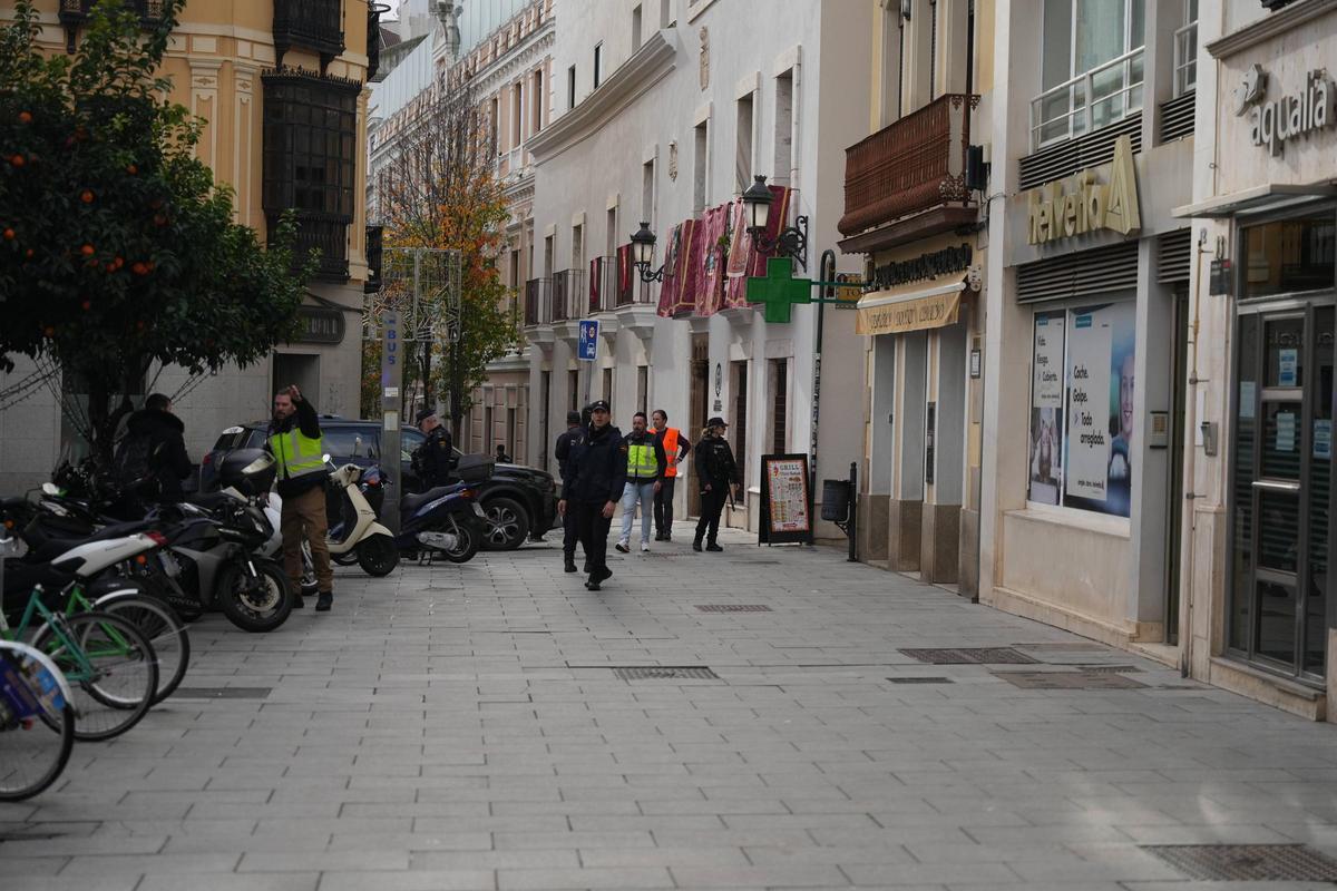 Fotogalería | Exterior del edificio de la Diputación de Badajoz, desalojado por un aviso de bomba