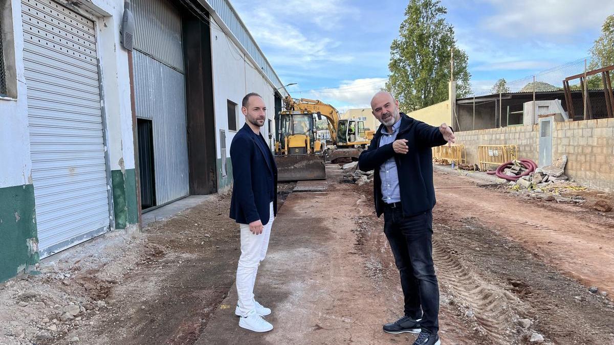 García y Ferreres, en una visita a las obras en el polígino Vernicha.