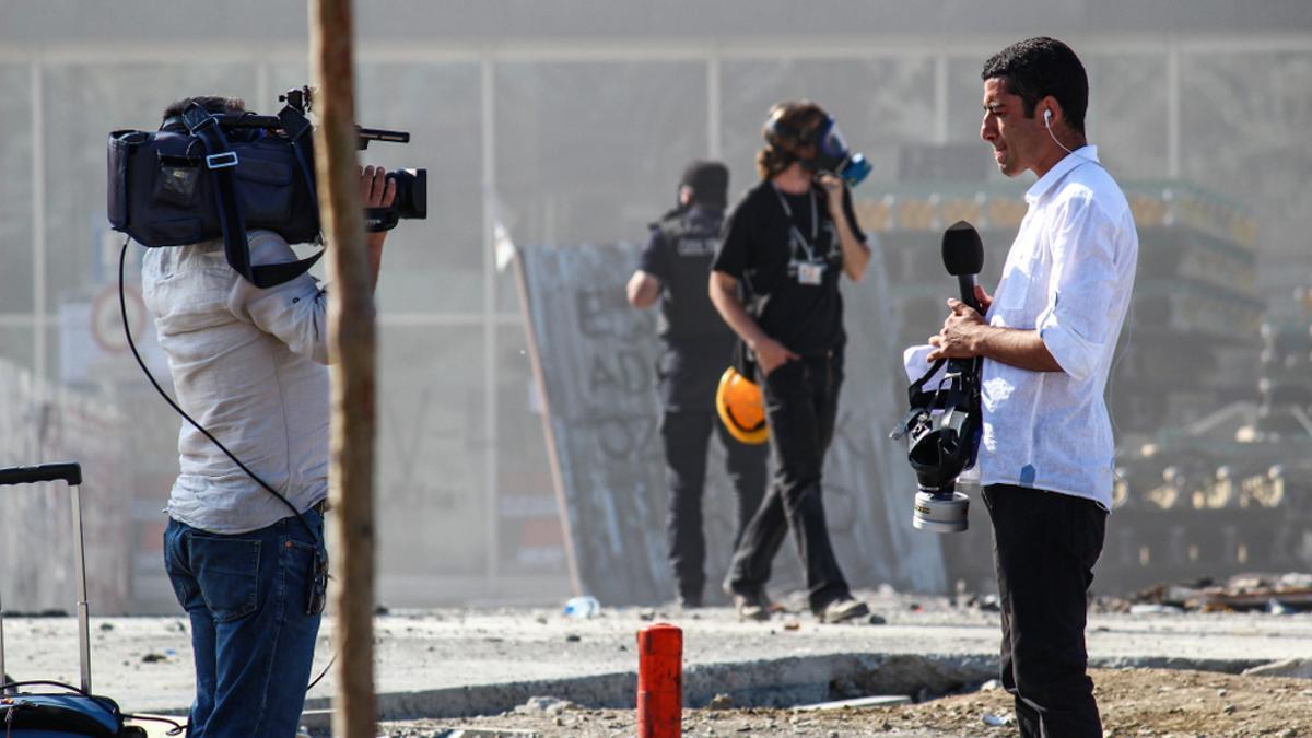 Un reportero cubre unas manifestaciones en Turquía.