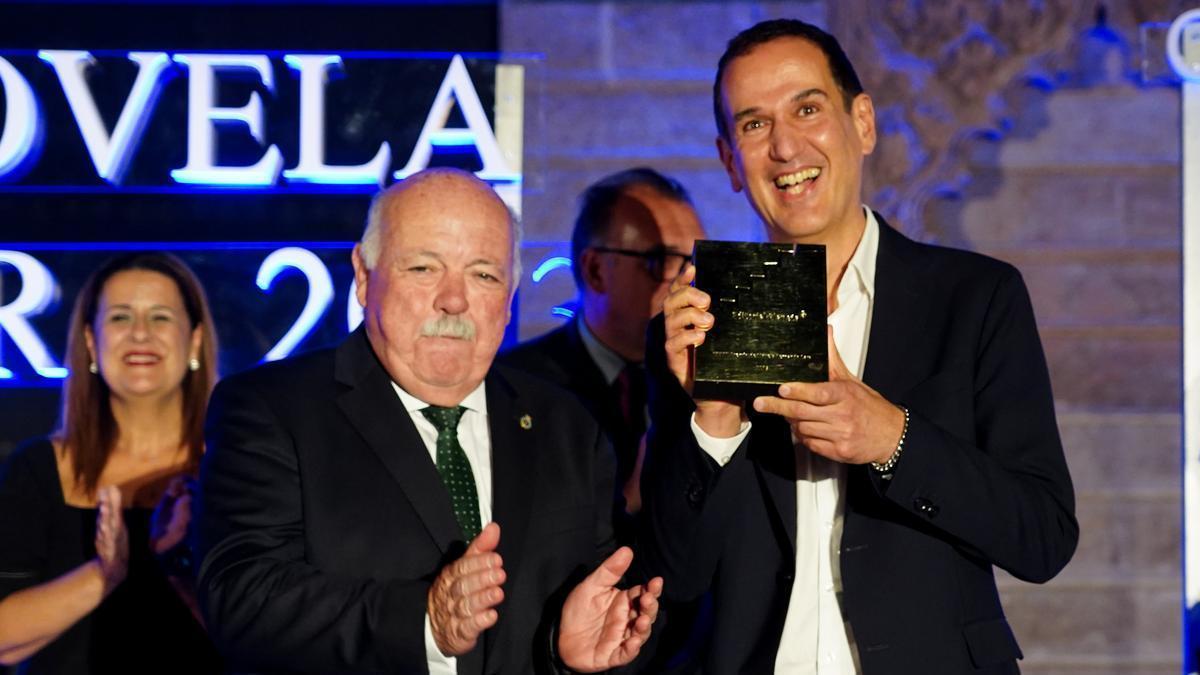 El escritor Roberto Santiago recibe el XXVIII Premio Fernando Lara por su novela 'La rebelión de los buenos' en Sevilla