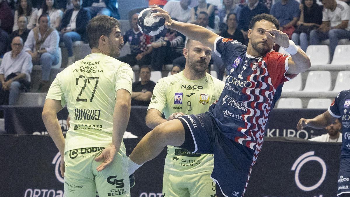 Iván Montoya dispara durante el partido entre Horneo Alicante y Caserío Ciudad Real disputado en el Pitiu Rochel.
