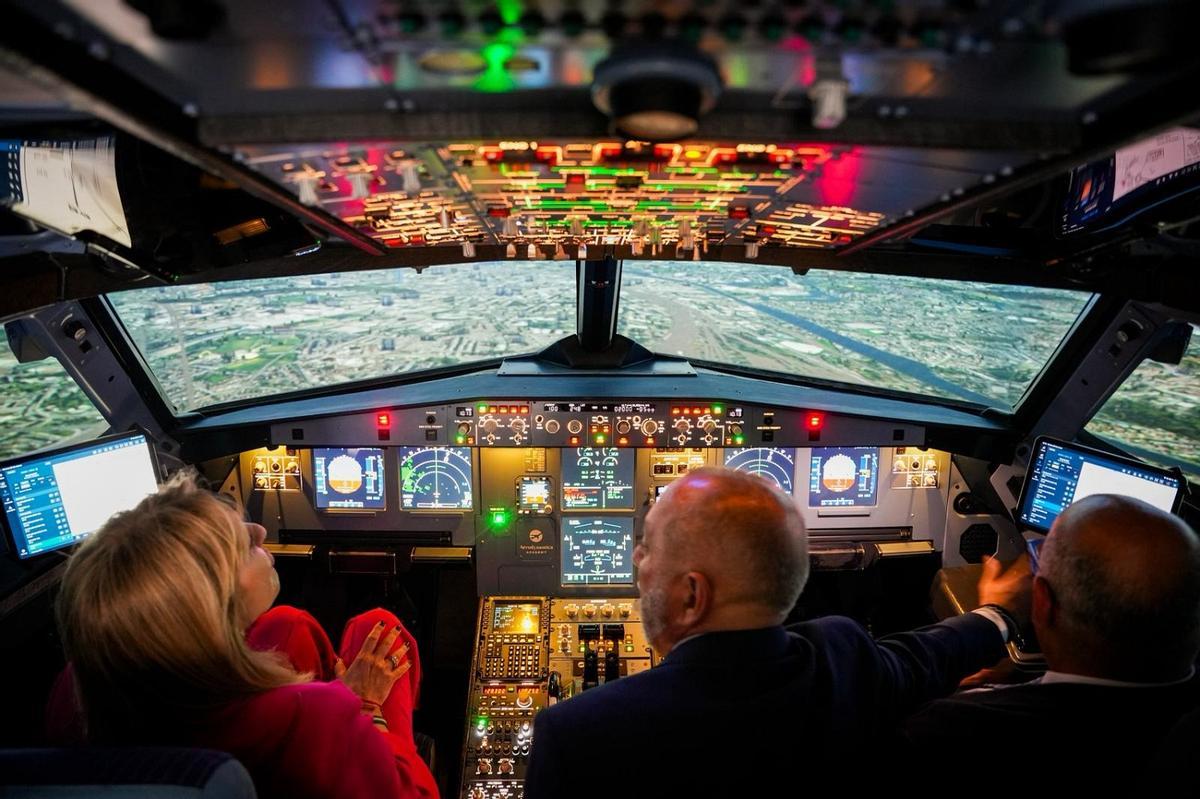 La consejera de Economía, Carolina España, durante su visita en Vélez-Málaga a las instalaciones de Aerodynamics Academy-