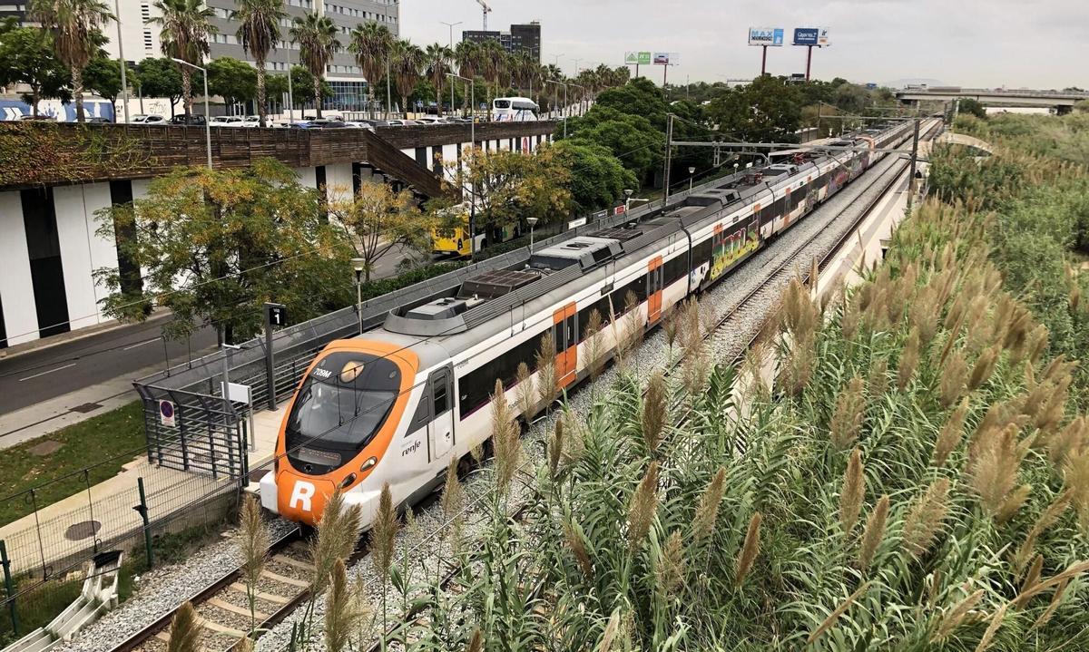 Estación de tren de Viladecans.Tren de rodalies en la estación de Viladecans