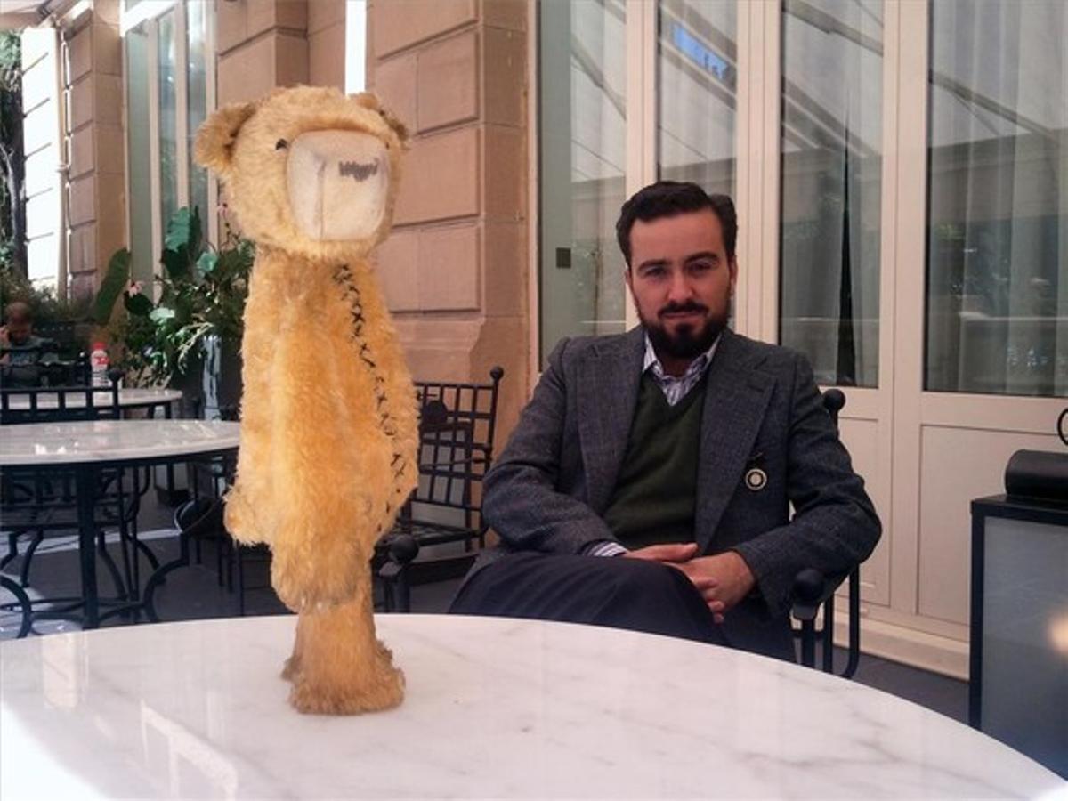 Marçal Forés, amb una còpia del peluix que apareix a ’Animals’.