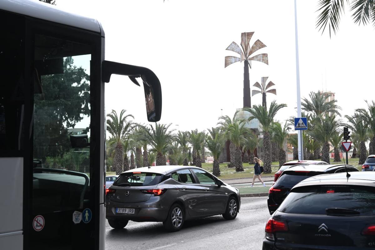 Retenciones en la entrada a la rotonda de l'Aljub este viernes.