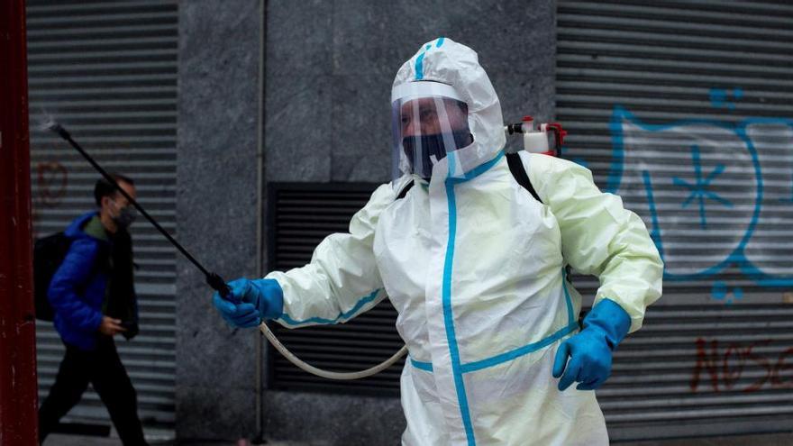 Un operario realiza labores de desinfección en Ourense.