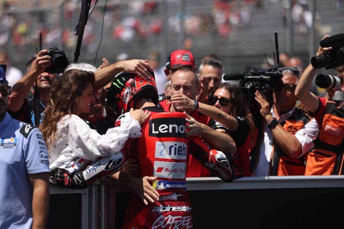 Marc Márquez celebra la victoria junto a su equipo Marc Márquez celebra la victoria junto a su equipo