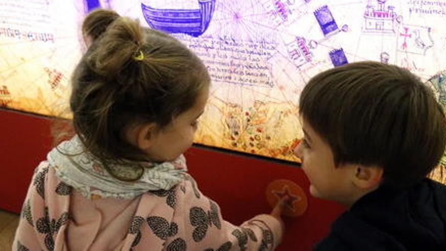 Dos nens assenyalen una de les estrelles que han trobat dins el museu