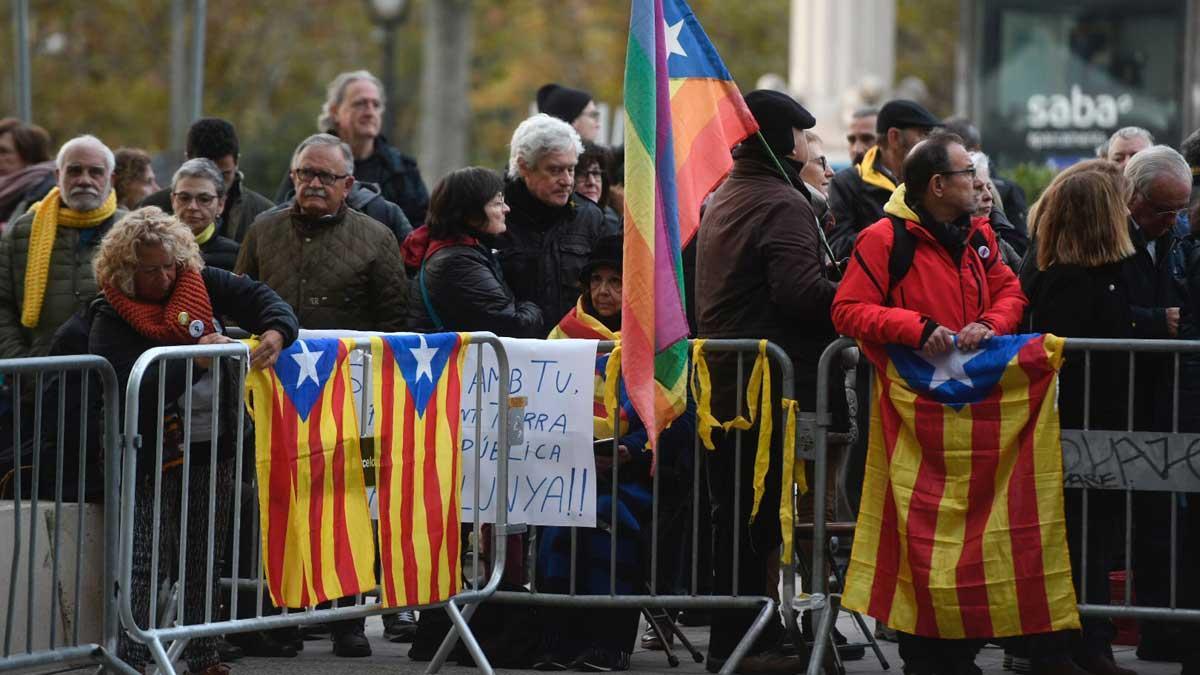 Manifestantes que apoyan a Torra hacen la ’ola Tsunami’ frente al Tribunal Superior de Justícia de Catalunya.