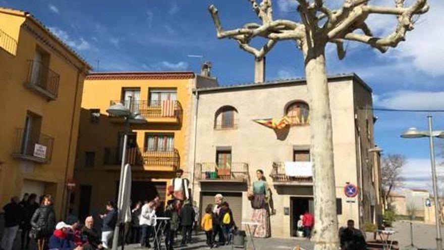 Vilafant Nou arbre a la plaça Major